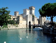 Das genauso imposante wie markante Castello Scaligero in Sirmione am Gardasee.