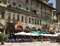 Prachtvoll bemalte Häuserfassaden entlang der Piazza delle Erbe in Verona.