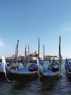 Die weltberühmten venezianischen Gondeln, im Hintergrund der Campanile und die Kirche von San Giorgio Maggiore.