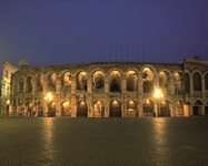 Die weltbekannte Arena von Verona bei Nacht.