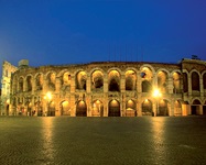 Die nächtlich beleuchtete Arena von Verona.
