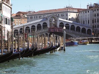 Gondeln vor der weltberühmten Rialto-Brücke in Venedig.