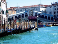 Die weltberühmte Rialto-Brücke über den Canale Grande in Venedig.