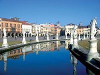 Der von Statuen gesäumte Platz Prato della Valle in Padua.
