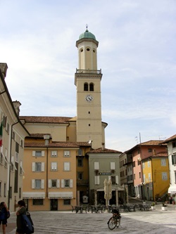 Blick auf die Piazza XXIV Maggio in Cormòns