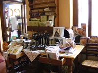 Blick in einen Laden mit verschiedenen Spezialitäten des Friaul in der friaulischen Gemeinde Cormòns