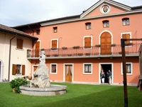 Blick auf das Gebäude der Weinkellerei Zorzettig in Cividale