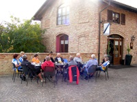 Eine Gruppe macht Pause an einem Café