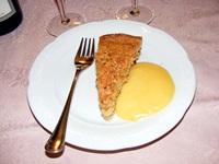 Nachtischteller mit einem Stück Kuchen und einer Vanillesoße im Piemont