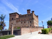 Blick auf die Burg Grincane Cavour