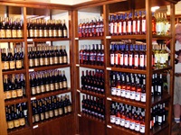 Blick in einen Laden mit Weinregalen im Piemont