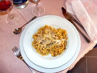 Hauptspeisenteller im Piemont mit Tagliatelle, Gemüse und geribenem Parmesan