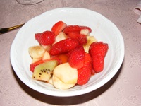 Obstteller mit Erdbeeren, Kiwi und Banane