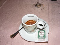 Eine Tasse Espresso auf einem Tisch