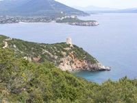 Der von Macchie und Garigue umgebene Turm von Capo Caccia erhebt sich malerisch über dem tiefblauen Meer.