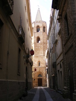 Blick auf den Turm der Kirche San Francesco in Alghero.