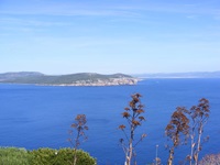 Traumhafter Panoramablick über das tiefblaue Meer vor der Westküste Sardiniens.