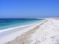 Traumhafter weißer Sandstrand mit kristallklarem, teilweise türkisgrünem Meer an der Südküste Sardiniens.
