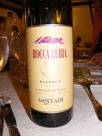 Eine Flasche Rocca Rubia - ein bekannter Wein aus dem Sulcis-Gebiet.