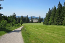 Einsam gelegene Höfe und tiefgrüne Nadelwälder erstrecken sich entlang der Radstrecke durch den Nordschwarzwald.