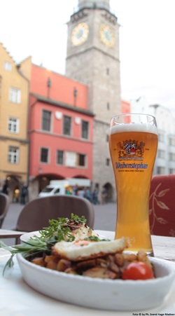 Eine appetitlich angerichtete Tiroler Köstlichkeit mit einem kühlen Bier.