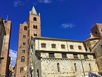 DIe zwei Türme der Kathedrale St. Michael in Albenga.