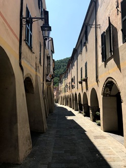 Eine romantische Altstadtgasse in Albenga.