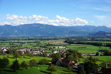 Blick über die Kleinstadt Altstätten und den Ort Heiden bis hin zu den Alpen in der Schweiz