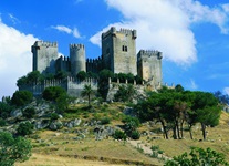 Blick auf eine Burg bei Cordoba in Andalusien