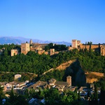 Blick auf die Alhambra, die Stadtburg in Granada und gleichzeitig auch Wahrzeichen der Stadt in Andalusien