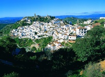 Blick auf eine Ortschaft mit Kirche auf einem Berg in Andalusien