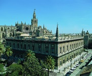 Blick auf die imposante Kathedrale von Sevilla in Andalusien