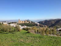 Blick auf die Stadt Antequera mit ihrem imposanten Festungshügel in Andalusien