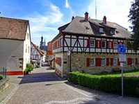 Eine kopfsteingepflasterte Gasse mit Fachwerkhäusern in Bad Bergzabern.