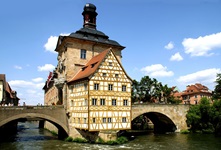 Das Alte Rathaus von Bamberg auf einer Brücke über dem Main