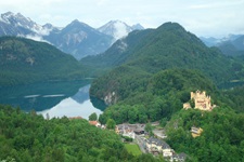Der Königssee von oben her fotografiert, auf der rechten Seite das Schloss Hohenschwangau
