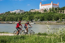 Zwei Radler auf dem Donauradweg bei Bratislava