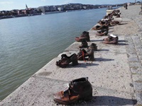 Am Donauufer von Budapest aufgereihte Schuhe erinnern als Mahnmal an die Pogrome gegen Juden.