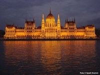 Das nächtlich beleuchtete Parlament von Budapest am Donauufer.