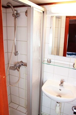 Blick zum Badezimmer mit Dusche und Waschbecken auf dem Schiff Caprice