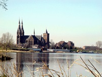 Die Sint Martinuskerk in Cuijk vom gegenüberliegenden Ufer der Maas aus betrachtet.