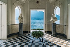 Zwei Büsten flankieren den Zugang zum Balkon der Villa Melzi in Bellagio, von dem aus man einen herrlichen Blick über den Comer See hat.