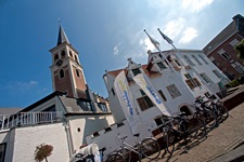 Im Zentrum von Dendermonde aufgereihte Fahrräder.