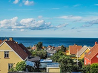 Blick über die bunten Häuser zum Meer auf Bornholm