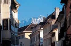 Imposante Dolomitengipfel überragen die Dächer von Südtirols Landeshauptstadt Bozen.