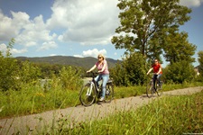 Zwei Radler genießen während der Fahrt die herrliche Landschaft der Wachau.