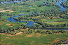 Luftaufnahmen vom Donaudelta - die Donau schlängelt sich durch die grüne Landschaft