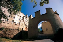 Blick auf einen Durchgang einer Burg in Lienz