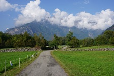 Von Wiesen gesäumter Radweg zwischen Chiavenna und dem Comer See.