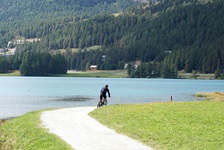 Ein Radler an den Oberengadiner Seen.